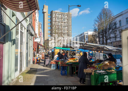 Marktstände auf Golborne Road mit Trellick Tower in den Hintergrund, North Kensington, London, Großbritannien Stockfoto