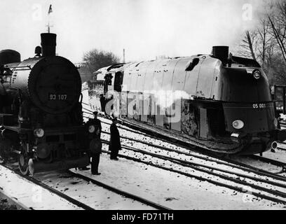 Eine stromlinienförmige Dampflokomotive und einem herkömmlichen Motor, 1936 Stockfoto