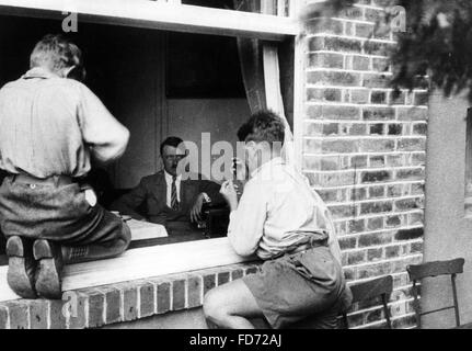 Adolf Hitler als Gast Winifred Wagner, 1937 Stockfoto