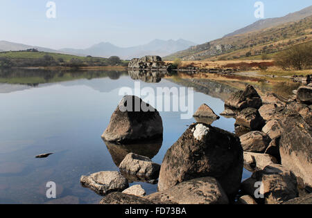 Snowdon und Llynnau Mymbyr See befindet sich in Dyffryn Mymbyr, einem Tal laufen aus dem Dorf Capel Curig Snowdonia Wales Stockfoto