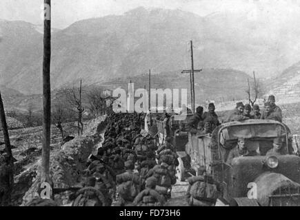 Austro-ungarische Truppen marschieren entlang einer Straße, 1917 Stockfoto