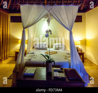 Hotel Zimmer mit Himmelbett und Blumen Herzen, Herzen, Blumen, gemacht Doppelbett, Tourismus, Reisen, Ubud, Bali, Stockfoto