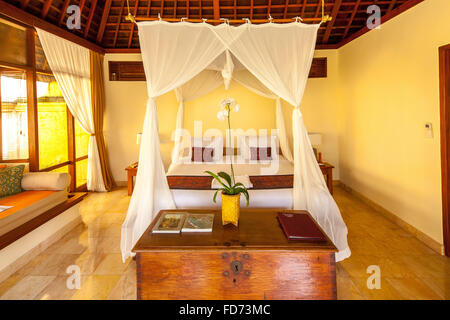 Hotel Zimmer mit Himmelbett und Blumen Herzen, Herzen, Blumen, gemacht Doppelbett, Tourismus, Reisen, Ubud, Bali, Stockfoto