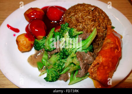 Eine Kombination Teller mit Fleisch, Huhn Kugeln und gebratener Reis der nordamerikanischen kanadischen chinesisches Essen Stockfoto
