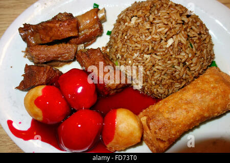 Eine Kombination Teller mit Honig Knoblauch Rippen, Huhn Kugeln und gebratener Reis der nordamerikanischen kanadischen chinesisches Essen Stockfoto