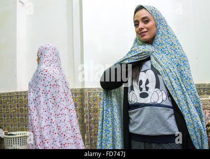 Iranerin mit einem mickey-mouse Hemd in das Grab von Schah Nematollah Vali, Provinz Kerman, Mahan, Iran Stockfoto
