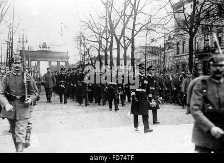 Empfang der Mannschaft von der SMS Wolf in Berlin, 1918 Stockfoto