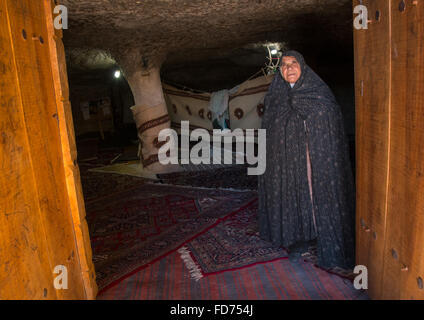 alten Witwe Frau in der Moschee des Dorfes Höhlenwohnungen, Provinz Kerman, Meymand, Iran Stockfoto