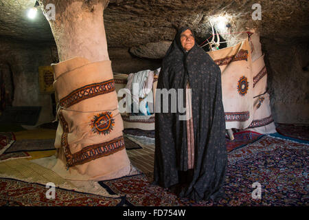 alten Witwe Frau in der Moschee des Dorfes Höhlenwohnungen, Provinz Kerman, Meymand, Iran Stockfoto