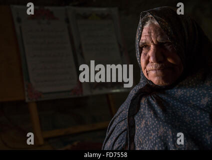 alten Witwe Frau in der Moschee des Dorfes Höhlenwohnungen, Provinz Kerman, Meymand, Iran Stockfoto