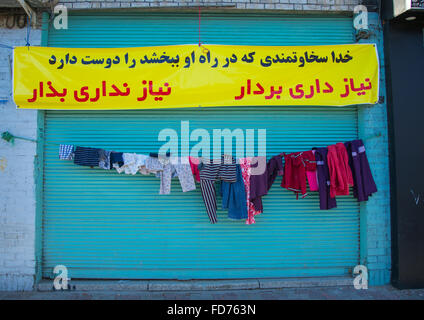 Wand der Güte zu Kleidung kostenlos zu armen Menschen, Central County, Yazd, Iran Stockfoto