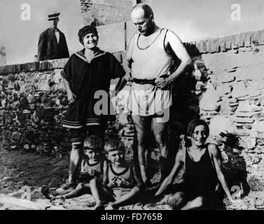 Benito Mussolini mit seiner Familie in Ostia Stockfoto