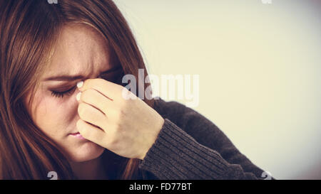 Sinus Schmerz sehr paintful Kopfschmerzen verursachen. Ungesunde Frau vor Schmerzen. Scharfe starke Halsschmerzen. Stockfoto