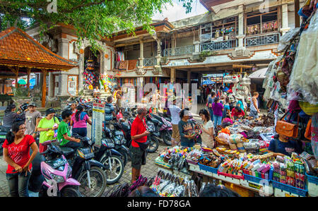 Wochenmarkt in Ubud mit Touristen und Besucher, Markttag, Straßenszene, Markt, Ubud, Bali, Indonesien, Asien Stockfoto