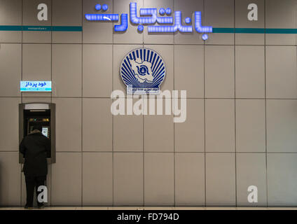 Tejarat Bank Geldautomaten innerhalb einer Mall, Provinz Isfahan, Isfahan, Iran Stockfoto