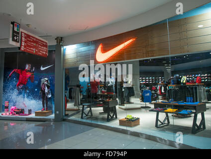 Außenansicht des Flaggschiffs Nike speichern im Stadt Zentrum Mall, Provinz Isfahan, Isfahan, Iran Stockfoto