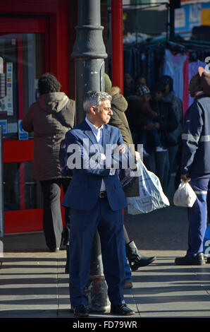 London, UK, 28. Januar 2016, Sadiq Khan. MP für Tooting und Arbeit Anwärter für Bürgermeister von London, mit seinem Foto auf der Stockfoto