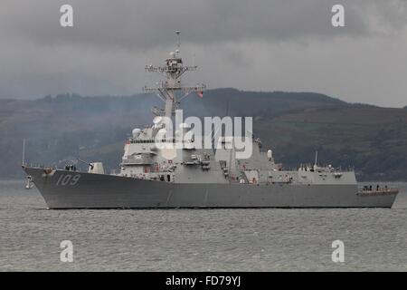 USS Jason Dunham (DDG-109), ein Zerstörer der Arleigh-Burke-Klasse nähert Cloch Point auf der Hinfahrt für gemeinsame Krieger 142 Stockfoto