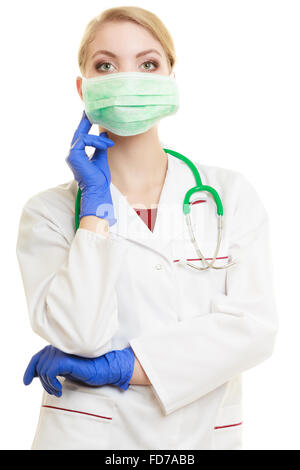 Vorbereitung zur Operation, Schutzausrüstung Konzept. Junge Frau Doktor der Gesichtsmaske chirurgische und medizinische Handschuhe isoliert Stockfoto
