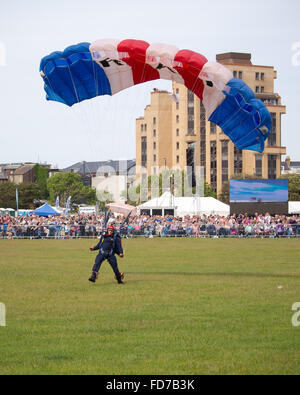 Mitglied der raf Falken Fallschirm display Team macht eine Landung in Southsea Common, Portsmouth Stockfoto