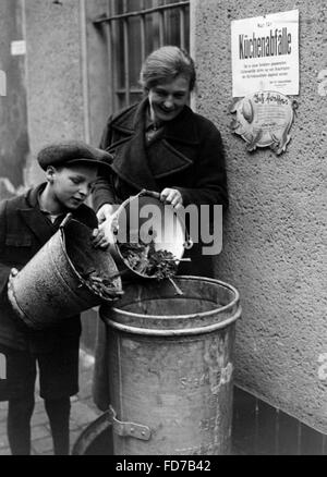 Sammeln von Küchenabfällen für einen Schweinestall der NSV in Berlin, 1936 Stockfoto