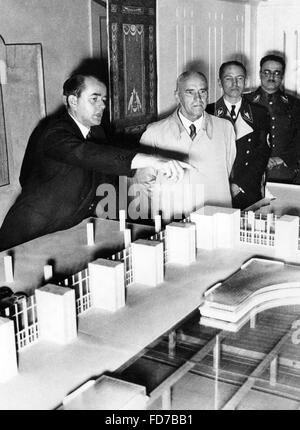 Albert Speer zeigt ein Architekturmodell, Wilhelm Frick, 1938 Stockfoto