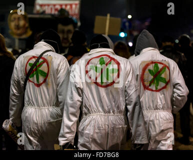 Mailand, Italien. 28. Januar 2016. Drei Proteste sind ein Symbol für die Lega Nord-Verbot während der Demonstration gegen ENF (Europa der Nationen und Freiheit) auf der Rückseite gezeichnet. Die Fraktion des Europäischen Parlaments trafen sich in Mailand, wo Matteo Salvini (Führer der italienischen politischen Partei "Lega Nord") mit Marine Le Pen (Präsident der französische Partei Front National) erfüllt. Bildnachweis: Nicolò Campo/Pacific Press/Alamy Live-Nachrichten Stockfoto