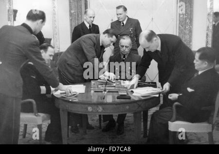 Alfieri, Ribbentrop und Oshima unterzeichnen ein Abkommen über gemeinsame Kriegsführung 27.12.1941 Stockfoto