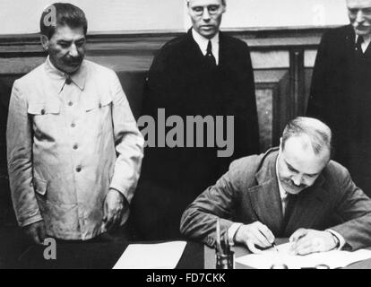 Molotow unterzeichnen den Molotow-Ribbentrop-Pakt 23.8.1939 Stockfoto