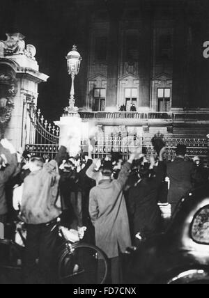 Menschenmenge vor Buckingham Palace nach dem Münchner Abkommen, 1938 unterzeichnet wurde Stockfoto