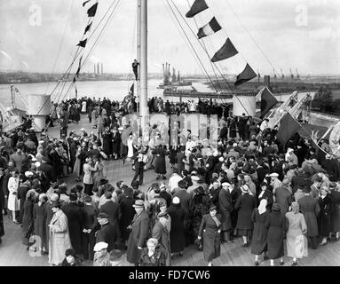 Lachen an Bord der "Wilhelm Gustloff" bei den Reichstagswahlen 1938 Stockfoto