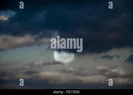 Himmel der Mond in der Nacht durch die Öffnung in den Wolken Stockfoto