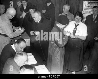 Wahllokal in Berlin bei der Reichstagswahl, 1938 Stockfoto