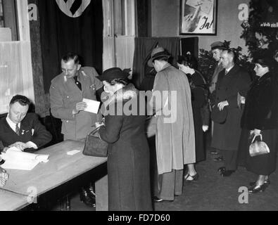 Wahllokal in Berlin für die Reichstagswahl, 1938 Stockfoto