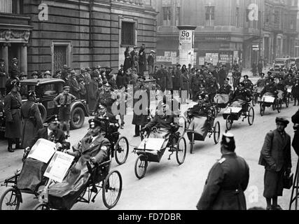 Kriegsveteranen in Berlin bei der Volksabstimmung über das Staatsoberhaupt des Deutschen Reiches, 1934 Stockfoto