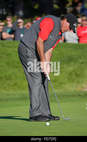 San Diego, Kalifornien, USA. 28. Januar 2016. Phil Mickelson putts für ein Birdie auf dem 18. Grün der Südkurs in der ersten Runde von den Bauern Insurance Open in Torrey Pines Golf Course in San Diego, Kalifornien. Justin Cooper/CSM/Alamy Live-Nachrichten Stockfoto