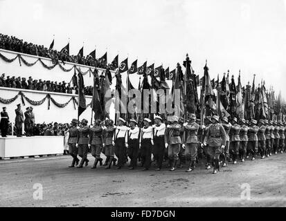 Parade von Flaggen am Tag der Wehrmacht während der Reichsparteitag, 1935 Stockfoto