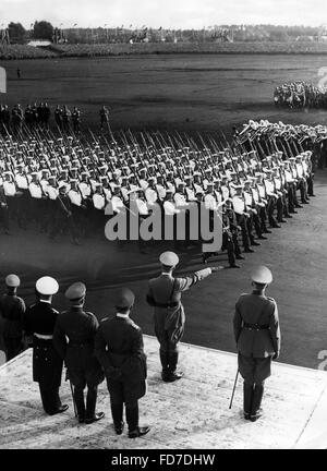 Blomberg, Raeder, Fritsch, Göring, Hitler und Kriegsmarine am Tag der Wehrmacht, 1935 Stockfoto