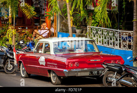 roten Chevrolet Biscayne vor einem Café in Ubud, Straßenszene, Ubud, Bali, Indonesien, Asien, Stockfoto