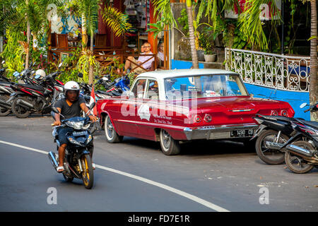 roten Chevrolet Biscayne vor einem Café in Ubud, Straßenszene, Ubud, Bali, Indonesien, Asien, Stockfoto