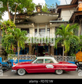 roten Chevrolet Biscayne vor einem Café in Ubud, Straßenszene, Ubud, Bali, Indonesien, Asien, Stockfoto