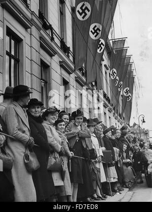 Menschen auf dem Wilhelmsplatz in Berlin an Hitlers Geburtstag, 1939 Stockfoto