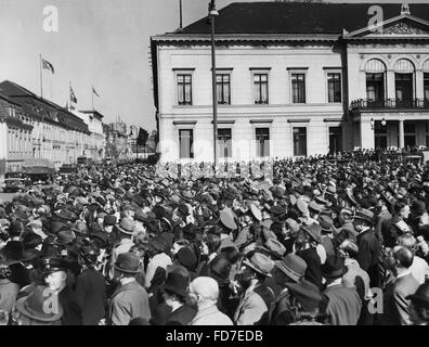 Masse auf dem Wilhelmsplatz an Hitlers Geburtstag, 1940 Stockfoto