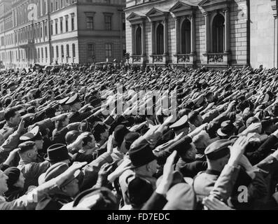 Masse auf dem Wilhelmsplatz an Hitlers Geburtstag, 1940 Stockfoto