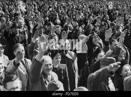 Massen vor dem Kanzleramt an Hitlers Geburtstag, 1940 Stockfoto