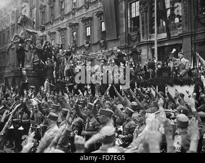 Adolf Hitler bei der Jugend-Rallye am 1. Mai 1933 Stockfoto