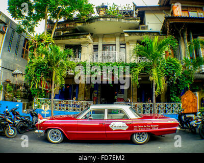 roten Chevrolet Biscayne vor einem Café in Ubud, Straßenszene, Ubud, Bali, Indonesien, Asien, Stockfoto