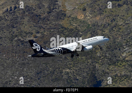 Air New Zealand Airbus A320 Flugzeug abheben von Queenstown Flughafen, Otago, Südinsel, Neuseeland Stockfoto