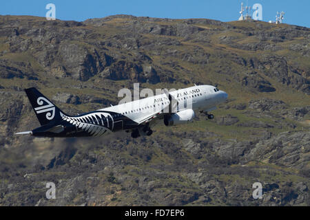 Air New Zealand Airbus A320 Flugzeug abheben von Queenstown Flughafen, Otago, Südinsel, Neuseeland Stockfoto