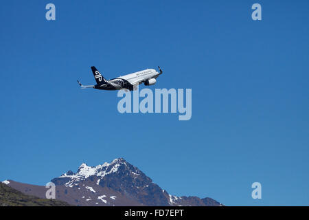 Air New Zealand Airbus A320 Flugzeug abheben von Queenstown Flughafen, Otago, Südinsel, Neuseeland Stockfoto